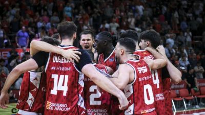 Los jugadores del Casademont Zaragoza celebran el último triunfo ante Joventut.