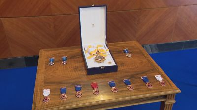 Medallas y reconocimientos que ha entregado la Delegación del Gobierno en Aragón./ Aragón TV