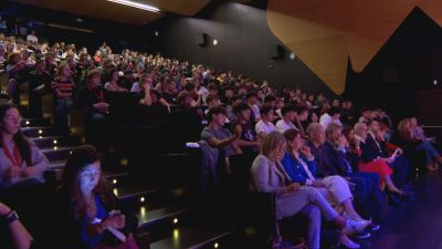 Jóvenes en la charla de la Fundación Relife. / Aragón TV