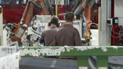 Trabajadores en una empresa aragonesa./ Aragón TV