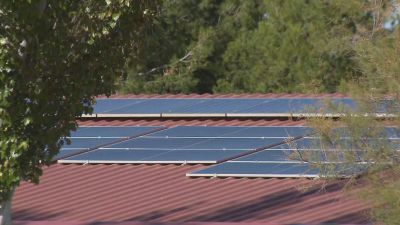 Placas solares en el techo de una nave. / Aragón TV