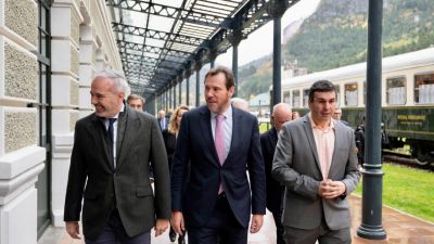 El ministro de Transportes, Óscar Puente, junto al presidente de Aragón, Jorge Azcón, y el acalde de Canfranc, Fernando Sánchez. / Gobierno de Aragón