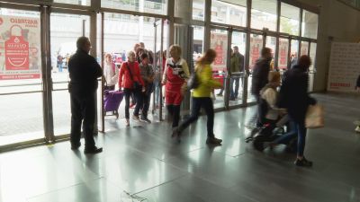 Fila de personas que esperaba la entrada al Rastrillo Ozanam. / Aragón TV