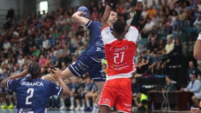 Imagen del partido en la pista de Cangas