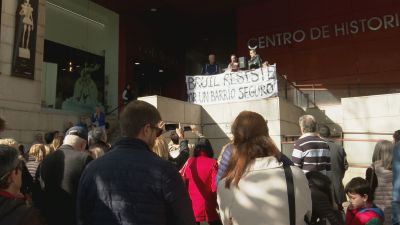 Los vecinos aseguran que tienen que recoger jeringuillas del suelo. / Aragón TV
