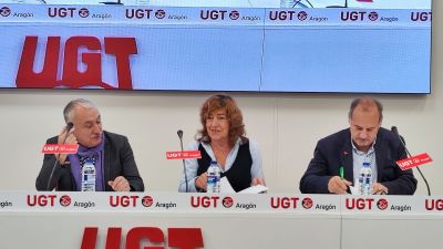 El secretario general de UGT, Pepe Álvarez, a la izquierda, antes de tomar la palabra en la reunión de delegados del sindicato este lunes en Zaragoza. / Europa Press