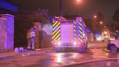 Efectivos de Bomberos de Zaragoza trabajando en el lugar del incendio. / Aragón TV