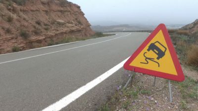 Señal que advierte del peligro de deslizamiento en la carretera entre Valmuel y Alcañiz. / Aragón TV