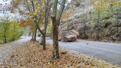 Roca caída en la carretera que une Albarracín con Torres de Albarracín (Teruel). / Fernando Martínez Alamán