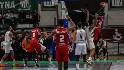 Bango tira a canasta en el partido ante Bursaspor