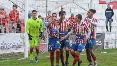 La UD Barbastro celebra un gol ante el Subiza
