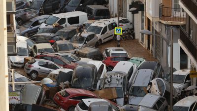 Vehículos amontonados en una calle de Sedaví, en Valencia, a consecuencia de la DANA. / EFE