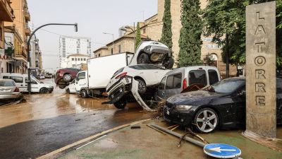 Vehículos destrozados tras el paso de la DANA por el barrio de La Torre de Valencia. / Europa Press