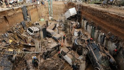 Expertos de la Guardia Civil buscan víctimas en los cimientos de un edificio en construcción en Paiporta. | EFE