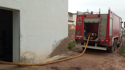 Bomberos de la DPT suministran agua en una vivienda de Híjar. / Diputación de Teruel