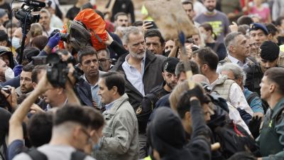 Felipe VI en un momento de la visita a Paiporta. / EFE