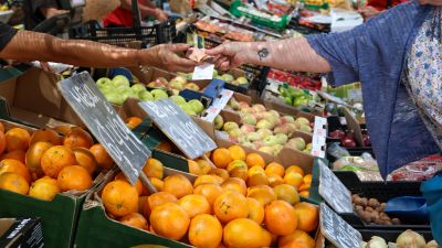 Puesto de fruta en un mercado. / Europa Press