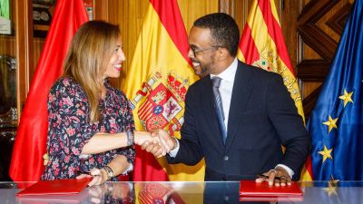 La alcaldesa de Zaragoza, Natalia Chueca, y el vicepresidente de Políticas Públicas de Google, Cris Turner, este martes. / Ayuntamiento de Zaragoza