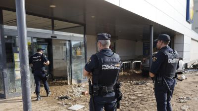 Agente de la Policía Nacional vigilan un comercio en Alfafar (Valencia). / EFE. Kai Försterling