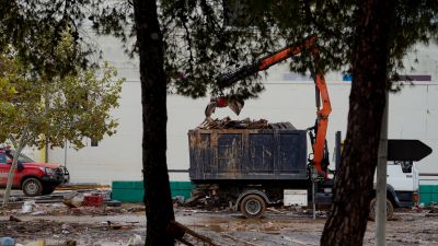 Una grúa retira restos de la DANA en las inmediaciones del centro comercial Bonaire. / Europa Press