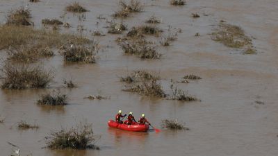 Búsqueda de víctimas mortales a causa de las inundaciones de la DANA en el cauce del río Turia en Valencia. / EFE