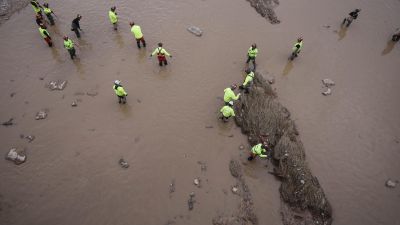 Miembros de la UME realizan tareas de búsqueda en el barranco del Poyo, en Catarroja. / EFE