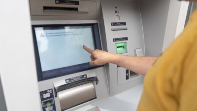 Una persona utiliza un cajero automático. / Europa Press