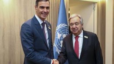 Pedro Sánchez junto Antonio Guterres en Bakú. / EFE