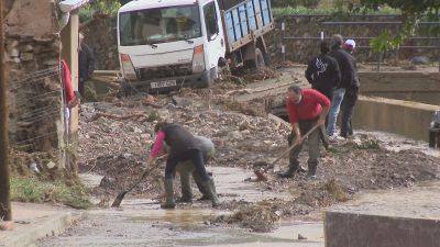 Vecinos de Montalbán limpiando las calles tras el paso de la DANA. / Aragón TV