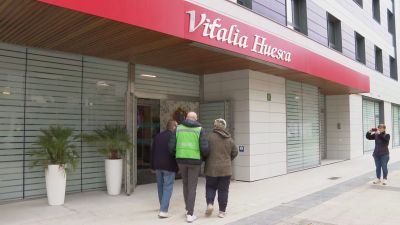 Los residentes desalojados de Villafranca de Ebro a su llegada a Vitalia Huesca. / Aragón TV