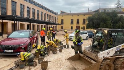 Trabajadores de Infoar retiran lodo del colector de aguas en la plaza Mayor de Catarroja. / Gobierno de Aragón