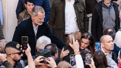 Los Reyes Felipe VI y Letizia durante la visita a la localidad de Chiva (Zaragoza). / Europa Press