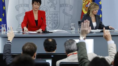 La ministra de Educación, Formación Profesional y Deportes y portavoz del Gobierno, Pilar Alegría (d), y la ministra de Inclusión, Seguridad Social y Migraciones, Elma Saiz, durante la rueda de prensa posterior a la reunión del Consejo de Ministros, este martes en el Palacio de la Moncloa. / EFE. Chema Moya