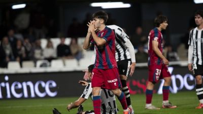Javi Hernández se lamenta tras una acción en el duelo ante el Cartagena.