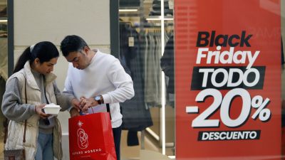 Imagen de archivo de un escaparate con descuentos por el Black Friday. / Europa Press