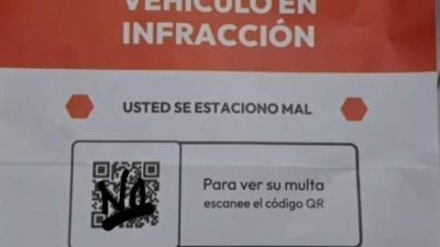 El papel con la falsa multa que los estafadores colocan en los vehículos. / @PMTudela