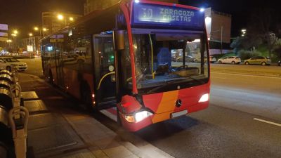 El autobús del atropello cerca del lugar de los hechos en la Avenida de Navarra. / Aragón Tv