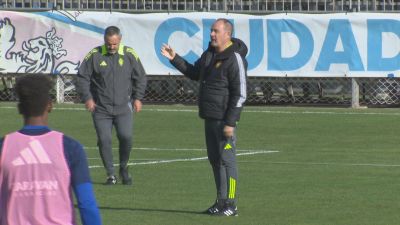 Momento de la charla de Víctor Fernández con los jugadores durante la sesión de hoy