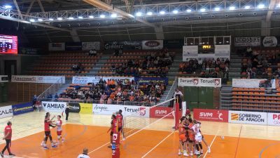 Los jugadores del Pamesa Teruel celebran un punto durante el partido.