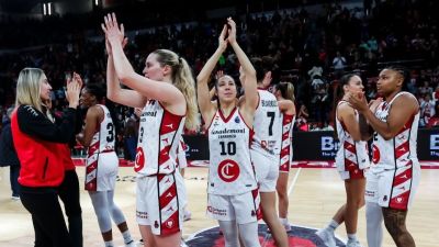 Las jugadoras del Casademont celebran el triunfo del pasado miércoles ante Villeneuve.