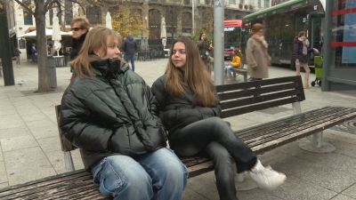 Vera (dcha), aragonesa diagnosticada con anorexia a los 13 años. / Aragón TV