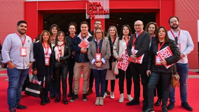 La delegación de los socialistas turolenses, encabezada por la secretaria general, Mayte Pérez, en el 41º Congreso Federal celebrado en Sevilla. / Europa Press
