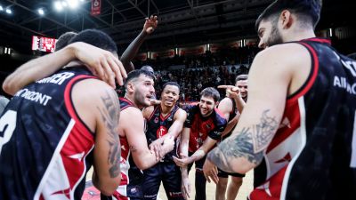 Celebración de la victoria ante Bilbao Basket de los jugadores del Casademont. Foto X Casademont Zaragoza