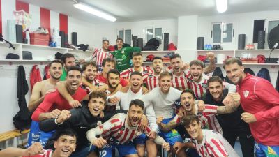 El vestuario del Barbastro celebrando el pase ante el Amorebieta. Foto X de la UD Barbastro