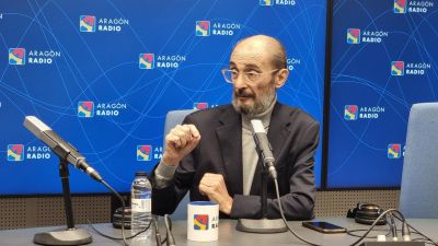 Javier Lambán en los estudios de Aragón Radio este lunes. / Aragón Radio