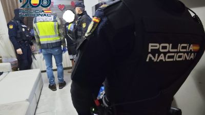 Agentes de Policía Nacional en la vivienda del barrio Oliver de Zaragoza que servía de punto de venta de droga. / Policía Nacional