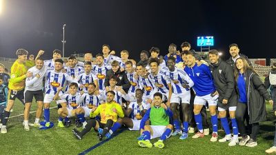 Plantilla y cuerpo técnico del Ejea celebrando su pase ante el Hércules. Foto X SD Ejea