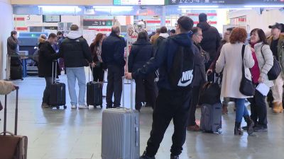 Viajeros esperando sus trenes en la estación Delicias de Zaragoza. / Aragón TV