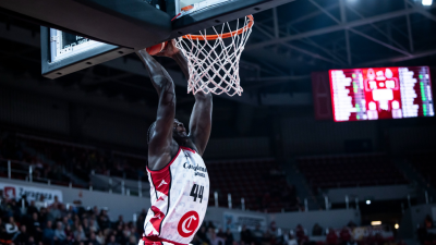 Jilson Bango realizando un mate en el último partido ante el Porto. Foto Casademont Zaragoza