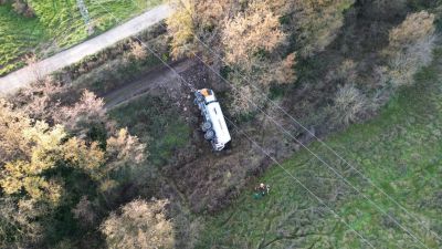 El camión cisterna cargado de propano volcó en una pista cercana a Guaso. / DPH
